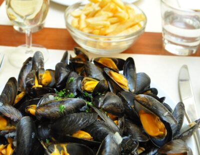 Waar eet je de beste mosselen met friet aan de Atlantische kust? Onze selectie voor 2025